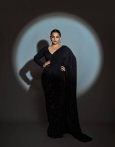 vidya-balan-in-black-full-sleeve-blouse-003