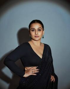 vidya-balan-in-black-full-sleeve-blouse-004