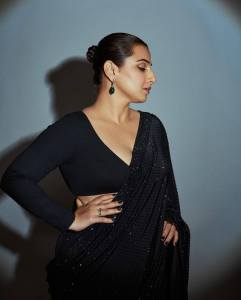 vidya-balan-in-black-full-sleeve-blouse-005