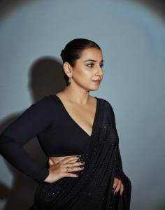 vidya-balan-in-black-full-sleeve-blouse-006
