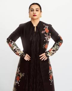 vidya-balan-in-black-gown-photos-001