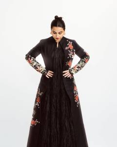 vidya-balan-in-black-gown-photos-003