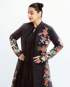 vidya-balan-in-black-gown-photos-004