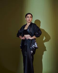 vidya-balan-in-black-outfit-photos-001
