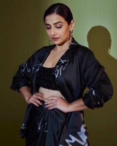 vidya-balan-in-black-outfit-photos-004