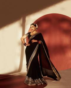 vidya-balan-in-black-outfit-photos-012