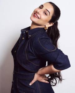 vidya-balan-in-jeans-material-frock-styling-photos-008
