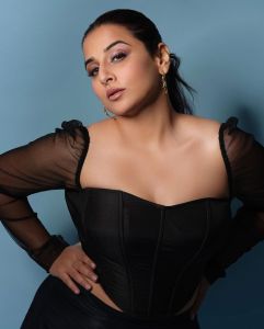 vidya-balan-latest-photos-in-black-dress-02-002