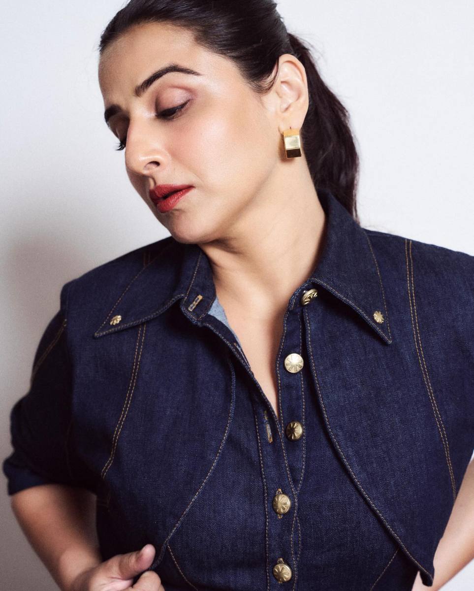 vidya-balan-in-jeans-material-frock-styling-photos-009