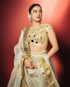 wamiqa-gabbi-in-Aparajita-Talat-Lehenga-Set-008