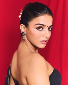 wamiqa-gabbi-in-butterfly-inspired-dress-and-jewellery-design-photos-016