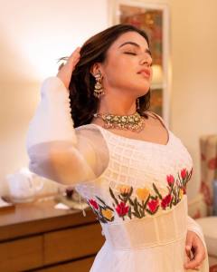 wamiqa-gabbi-in-green-short-dress-001