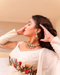wamiqa-gabbi-in-green-short-dress-002