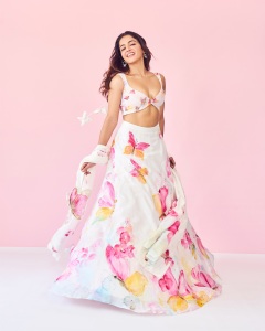 wamiqa-gabbi-in-lehenga-with-butterfly-design-photos-004