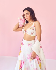 wamiqa-gabbi-in-lehenga-with-butterfly-design-photos-007