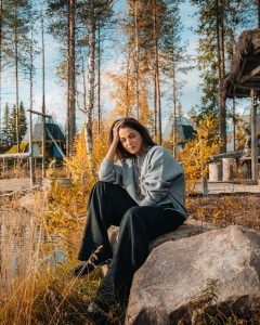 wamiqa-gabbi-in-loose-top-with-black-pants-photos-002