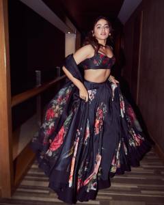 wamiqa-gabbi-in-printed-style-dress-photos