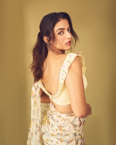 wamiqa-gabbi-in-saree-with-butterfly-style-design-photos-002