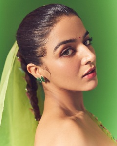 wamiqa-gabbi-in-saree-with-butterfly-style-design-photos-010