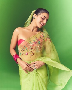wamiqa-gabbi-in-saree-with-butterfly-style-design-photos-012