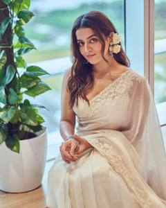 wamiqa-gabbi-in-white-saree-photos