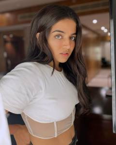 wamiqa-gabbi-in-white-short-top-dress-photos-001