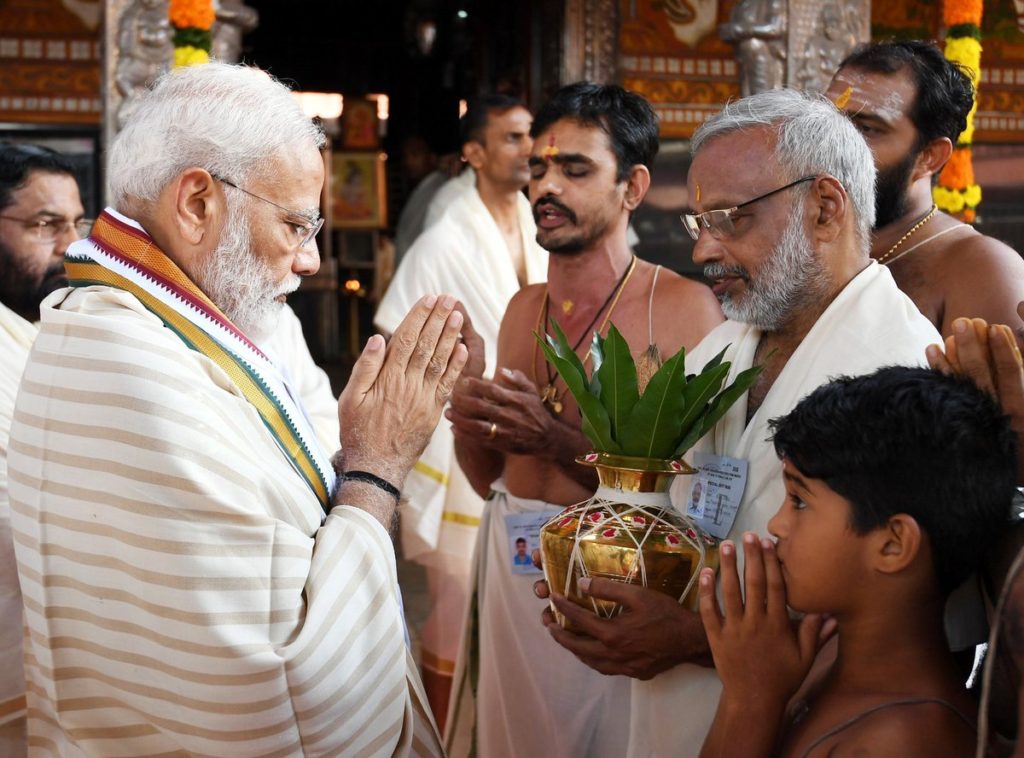 PM Narendra Modi visits Guruvayoor Temple Photos 003 - Kerala9.com