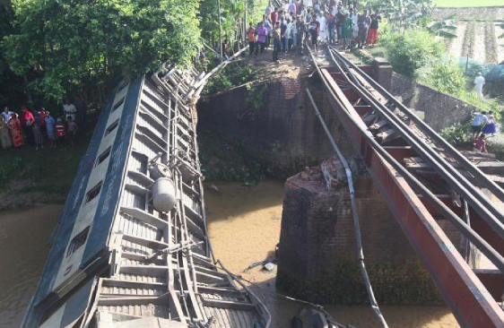 Four killed as the bridge collapsed and train falls into canal in Bangladesh 1 train collapse - Kerala9.com