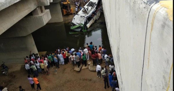 29 killed as bus falls into river in Agra 1 sd22w - Kerala9.com