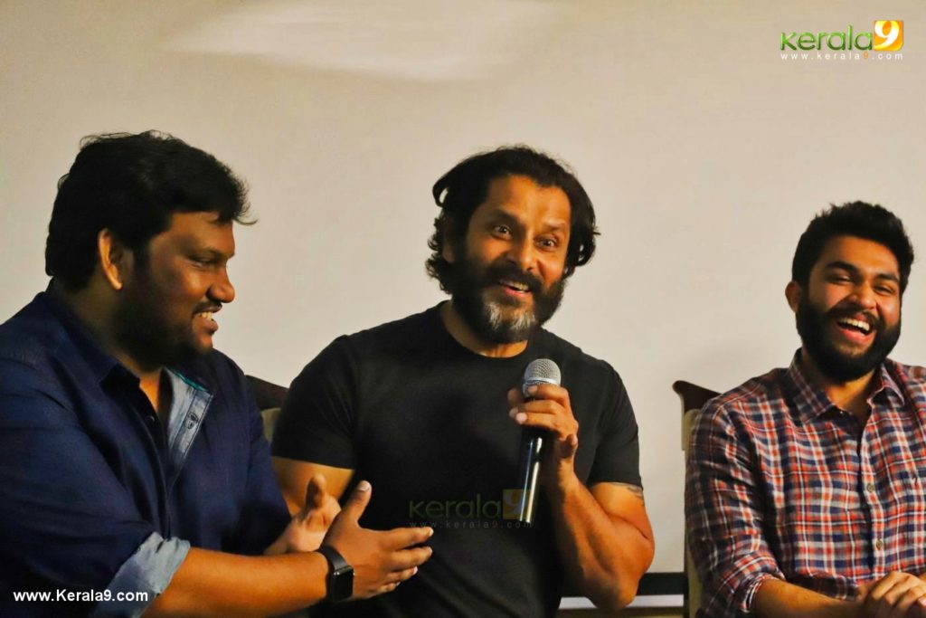 vikram kadaram kondan promotion thiruvananthapuram photos 018 - Kerala9.com