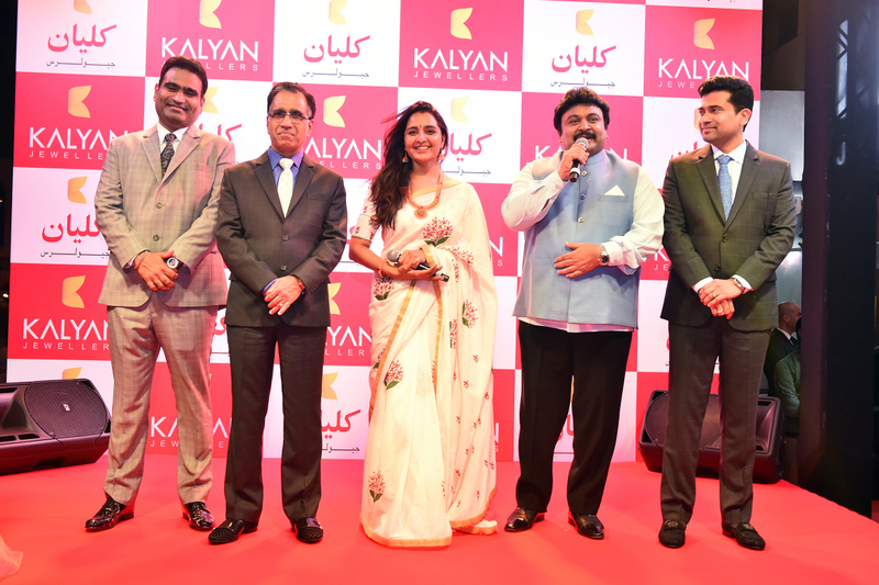 Manju Warrier Prabhu Ganesan inaugurated Kalyan Jewellers 141 showroom in UAE. TS Kalyanaraman CMD Rajesh and Ramesh Kalyanaraman ED seen here