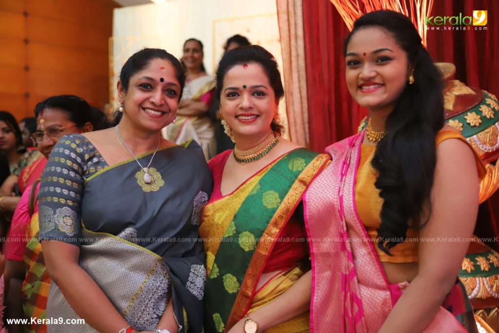 vinduja menon and daughter at actress mahalakshmi marriage photos 004