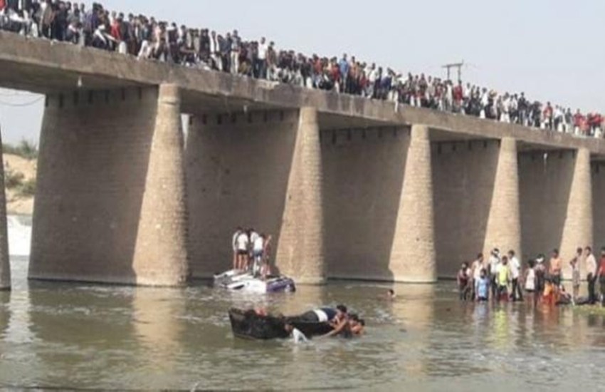 25 killed as bus falls into the river