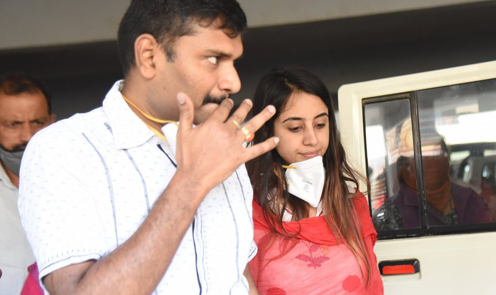 Sanjjanaa Galrani arrested - Kerala9.com