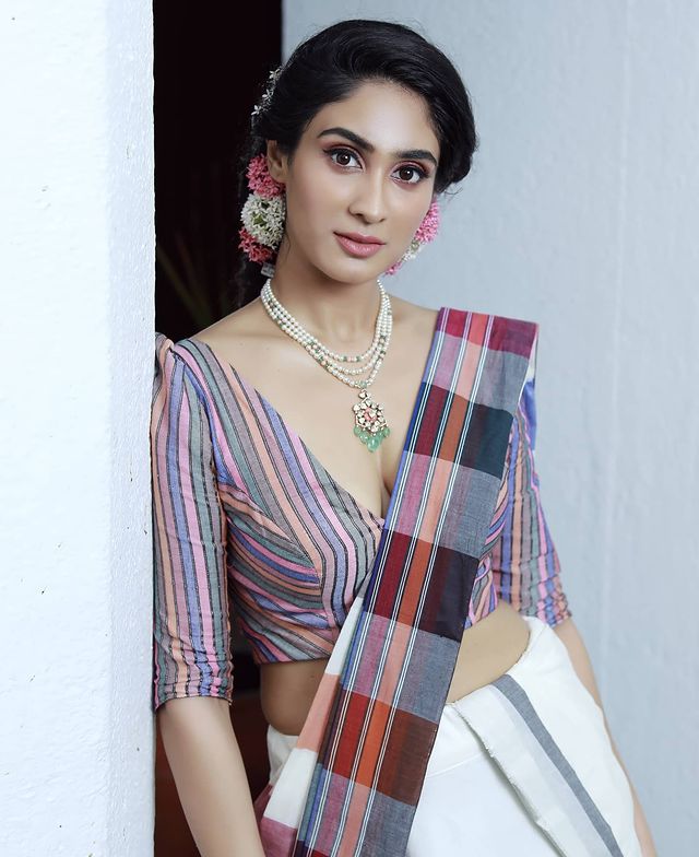 [Image: deepti-sati-new-photos-in-saree-004.jpg]