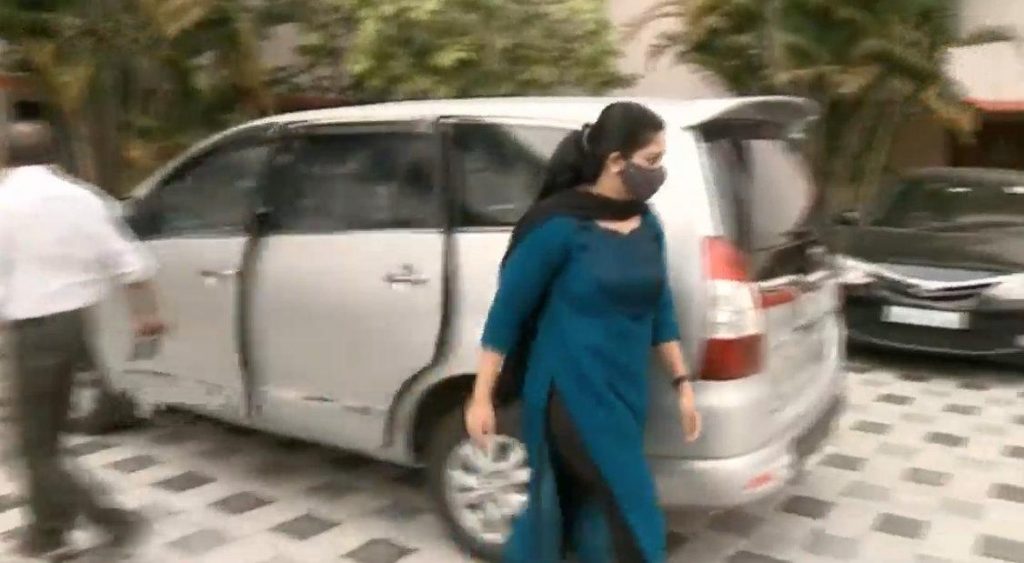 kavya madhavan at court 09 - Kerala9.com