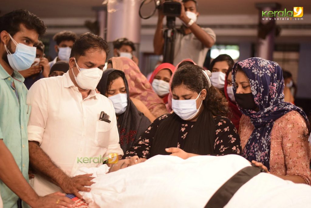 Chef Naushad Funeral daughter Performed the final rituals photos