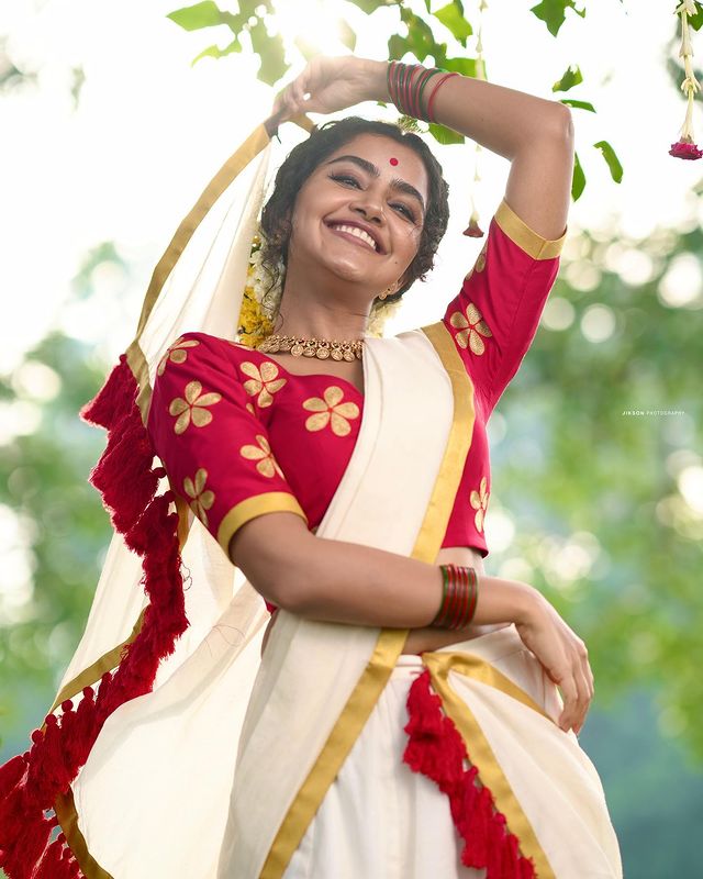 anupama parameswaran onam photos