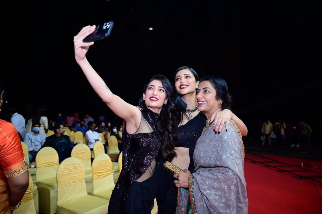 Haasan sisters at SIIMA 2021 photos