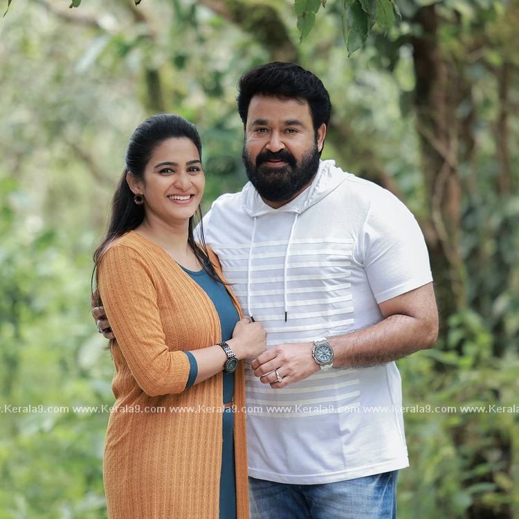 aditi ravi and mohanlal at 12th man location photos