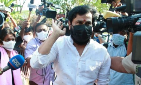 Dileep should present phone on Monday