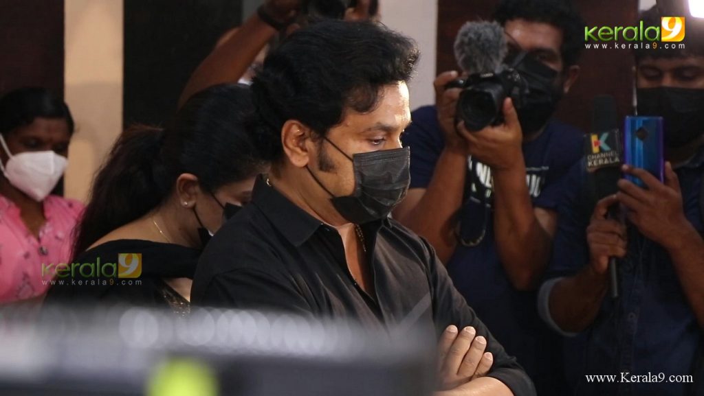 dileep and kavya at kpac lalitha funeral photos 010