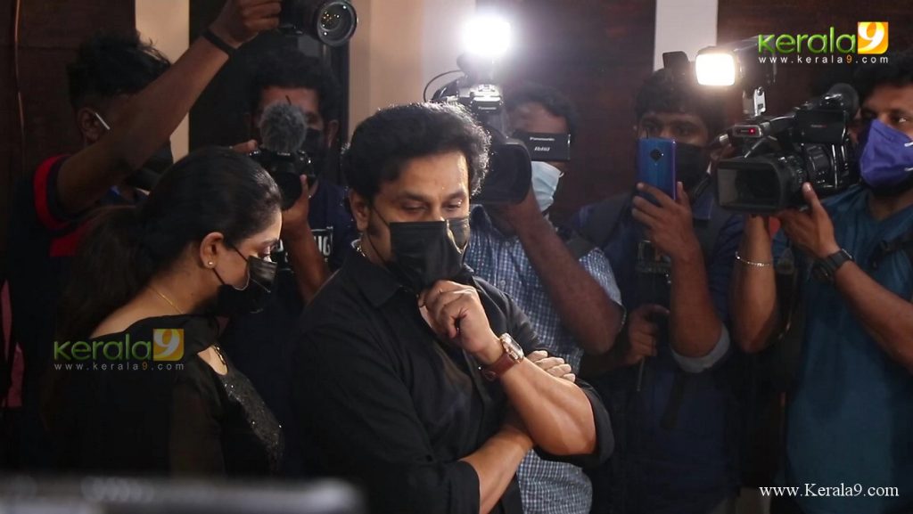 dileep and kavya at kpac lalitha funeral photos 011