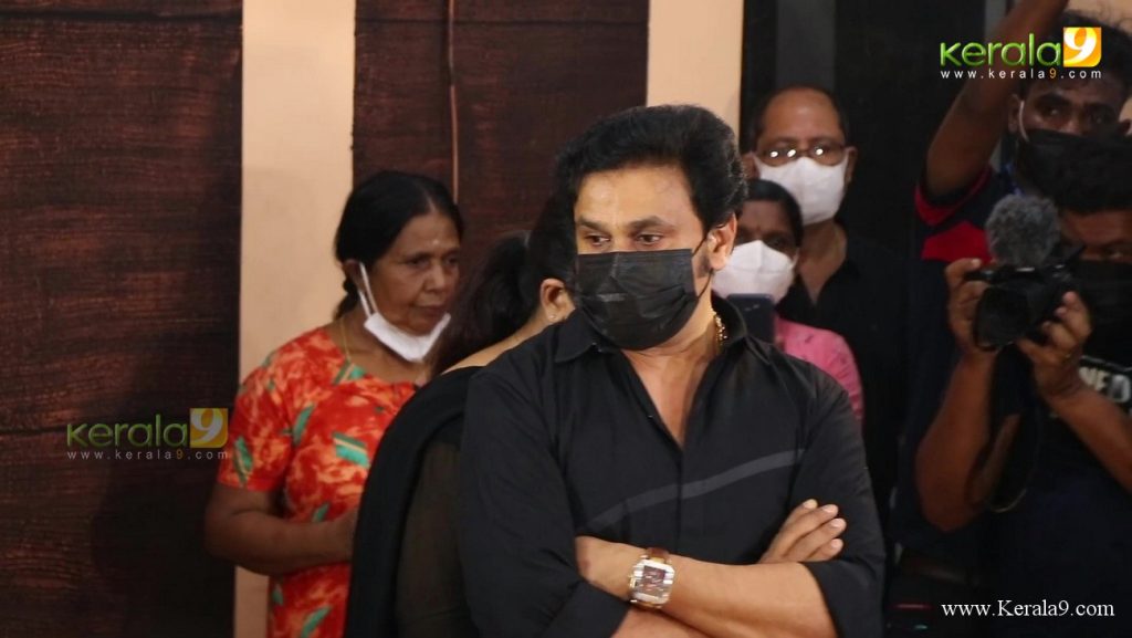 dileep at kpac lalitha funeral photos 008
