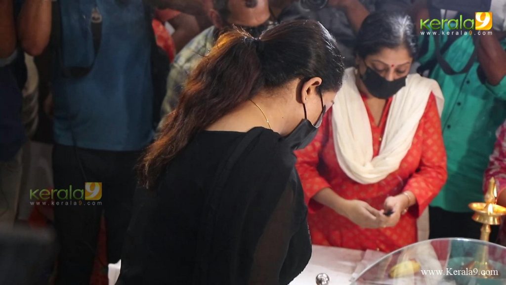 kavya madhavan at kpac lalitha funeral photos 008