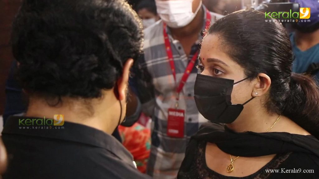 kavya madhavan at kpac lalitha funeral photos 009