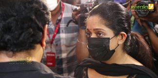 kavya madhavan at kpac lalitha funeral photos 010