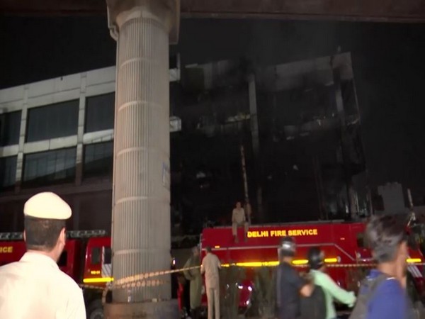 A three-story building caught fire, killing 27 people in Delhi 1 rr