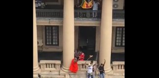 Lanka Protesters seized the Presidents residence