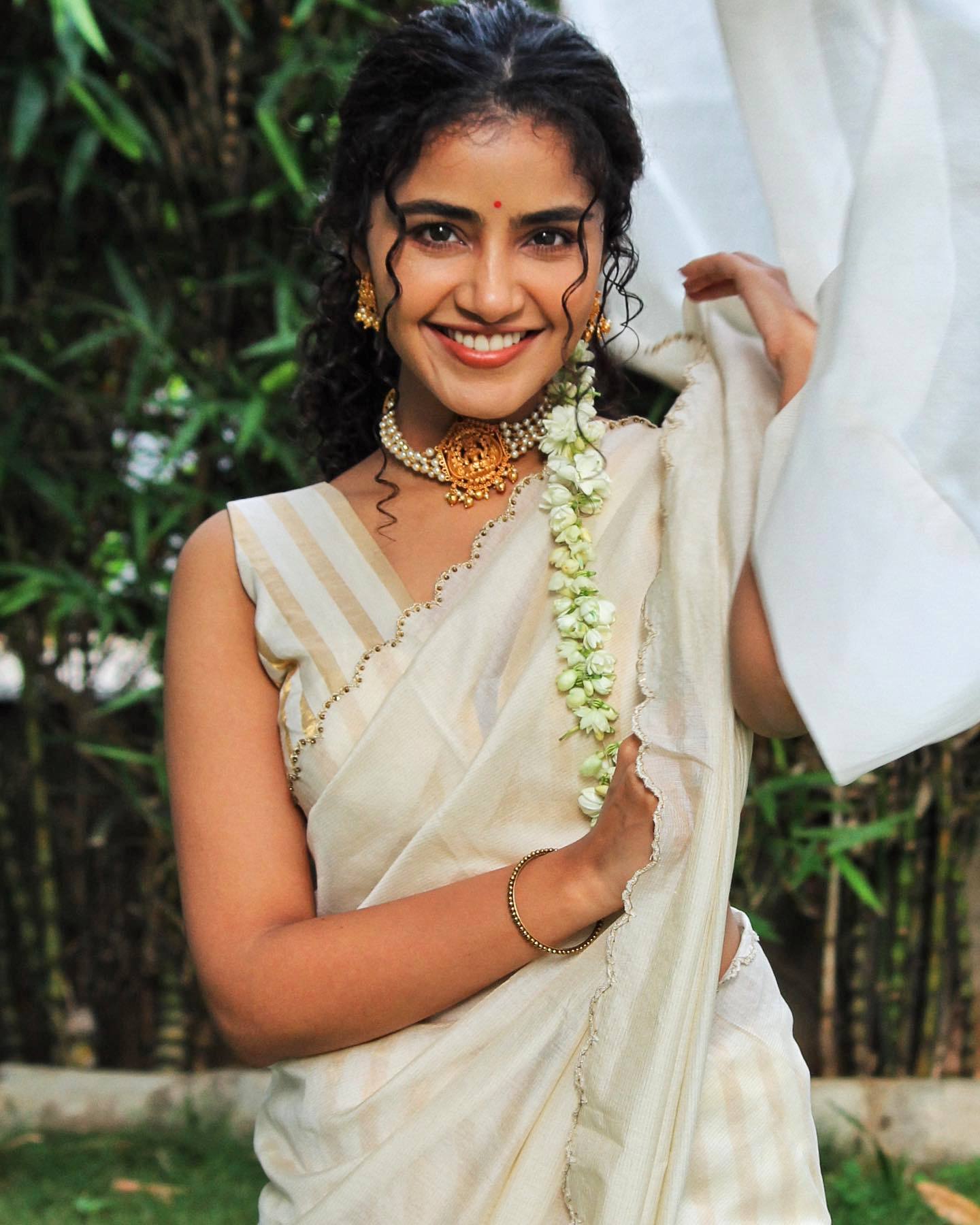 Anupama Parameswaran Onam 2022 Photos In Kerala Saree Look 009